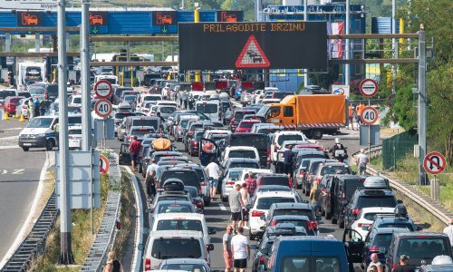 [FOTO/VIDEO] Gužve na cestama: Pojačan promet na važnijim autocestama, pred Svetim Rokom kolone