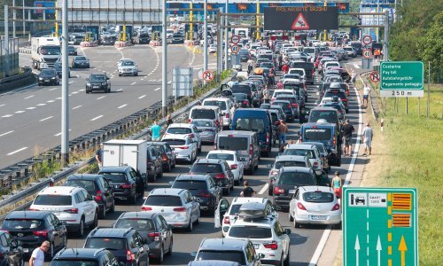 Opet posvuda gužve: Kolona u pokretu od Karlovca gotovo do Rijeke, prometne nesreće...