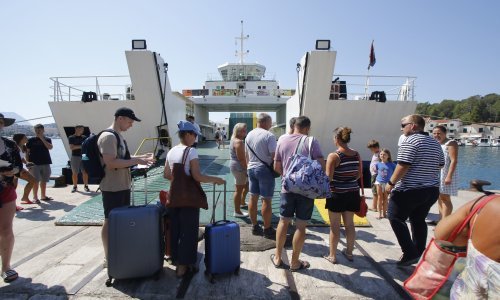 Neviđene gužve u trajektnim lukama, a iz Jadrolinije putnicima poručuju: Razmišljajte o tome da ste na odmoru