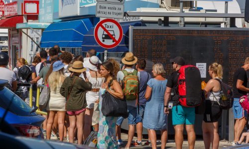 [FOTO] Strašne gužve i u trajektnim lukama: U Splitu svi trajekti puni, u Makarskoj uvode dodatne linije