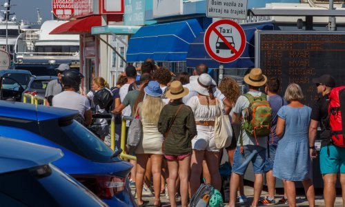 [FOTO] Trajekti u splitskoj luci dupkom puni, Jadrolinija očekuje više od 75.000 putnika