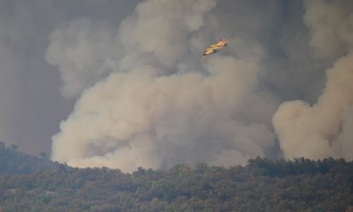 [VIDEO] Vatrogasce u Sloveniji okružila vatra, spasio ih kanader