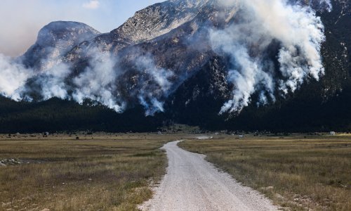 Hrvatski vojni helikopter gasi požar u Bosni i Hercegovini, i dalje gori Park prirode Blidinje