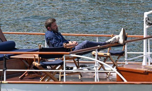 Medeni mjesec u vrelom Parizu potpuno ga je iscrpio: Ben Affleck snimljen kako drijema tijekom vožnje Seinom