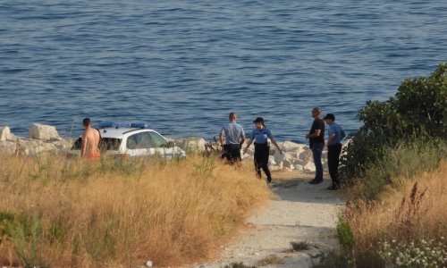 [VIDEO] Dvije zavezane ručne bombe pronađene na Žnjanu blizu plaže za osobe s invaliditetom