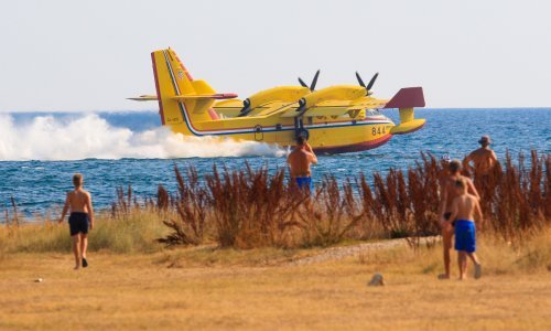 [FOTO] Kanaderi, koji su pomagali u gašenju požara kod Umaga, postali atrakcija na obližnjim plažama