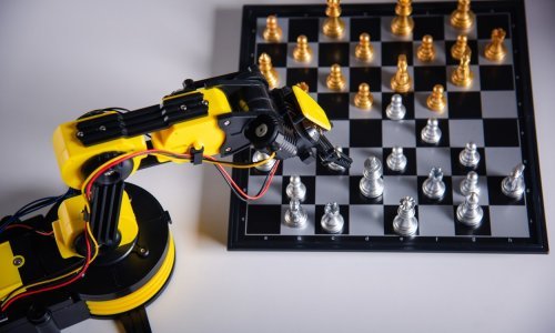 Robot slomio prst dječaku na šahovskom meču u Moskvi