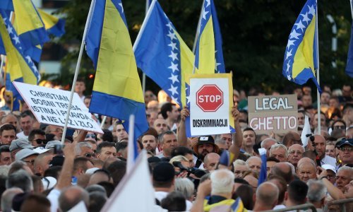 U Sarajevu se pred sjedištem ureda Christiana Schmidta okupilo 2000 prosvjednika, pridružili se i istaknuti bošnjački političari