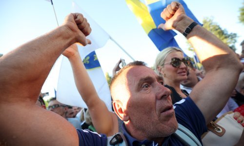 [FOTO] Nastavlja se prosvjed u Sarajevu pred sjedištem ureda Christiana Schmidta, najuporniji na ulici probdjeli noć