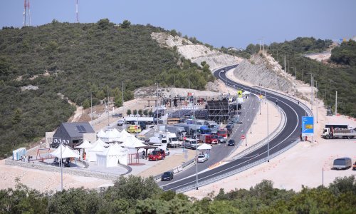 Pelješkim mostom prešlo već oko 1500 vozila; iz Hrvatskih cesta upozoravaju: Neki staju da bi se fotografirali, to je iznimno opasno