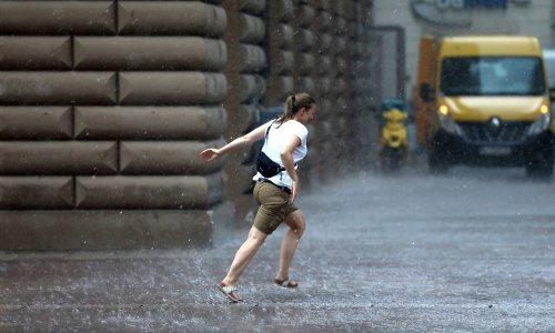 [FOTO/VIDEO] Stigla promjena vremena: U Rijeci tuča, grmljavina i nagli pad temperature, građani bježali pod krovove