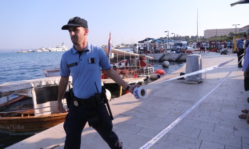 [FOTO/VIDEO] Turistički brod u Splitu izvučen na suho i spreman za put u brodogradilište, još nije poznato u koje