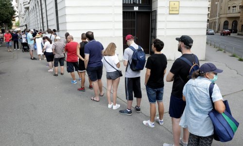 [VIDEO/FOTO] Nevjerojatne scene: Građani pohrlili u Hrvatsku narodnu banku da bi kupili kovanicu od 25 kuna s motivom Pelješkog mosta
