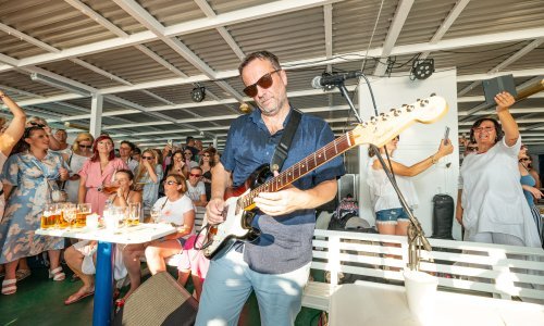 [FOTO] Vrhunska atmosfera: Pogledajte kako je bilo na tradicionalnom koncertu na trajektu u čast Olivera Dragojevića