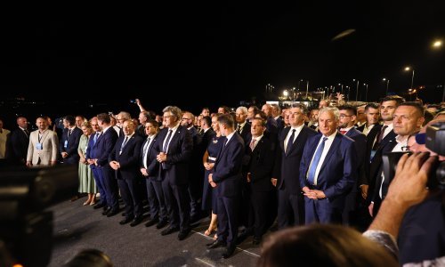 Pogledajte kako su kolege izgurali ministricu Vučković tijekom blagoslova Pelješkog mosta