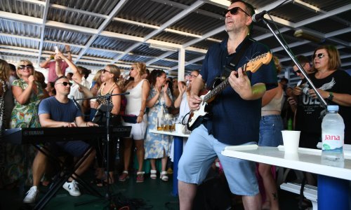 Sjajna atmosfera na tradicionalnom koncertu na trajektu u čast Oliveru