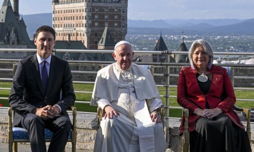 [FOTO] Papa u Kanadi slušao o užasima internata za domorodačku djecu pa izjavio: Crkva priznaje svoje pogreške