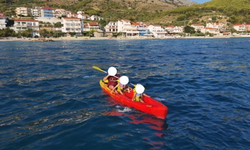 Otac s dvoje male djece krenuo kajakom s Brača u Dugi Rat, nestanak prijavila zabrinuta majka. Evo gdje su pronađeni