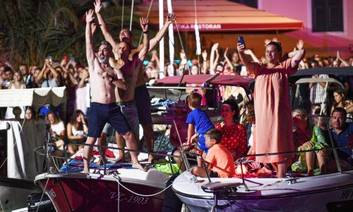 [FOTO] Održan koncert u čast Oliveru Dragojeviću: Pogledajte atmosferu u Veloj Luci