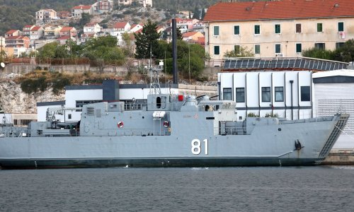 [VIDEO/FOTO] Vojni brod Cetina, koji se jučer nasukao na Kornatima, u šibenskom brodogradilištu čeka popravak