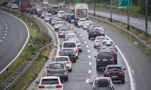 Promet gust do pojačan, na nekim dionicama vozi se u kolonama i uz zastoje, na Bajakovu se opet čeka šest sati na izlazak iz Hrvatske