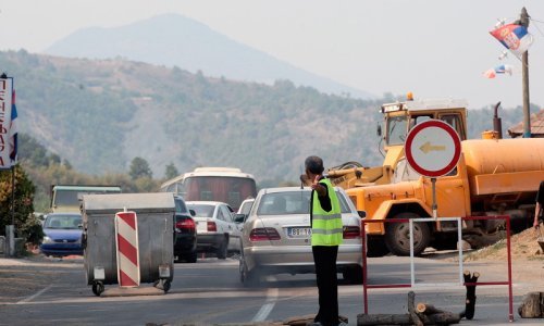 Kosovo je nakon barikada, sirena za uzbunu, pucnjave i razgovora s europskim i američkim predstavnicima odgodilo uvođenje odluke koja je Srbe dignula na noge