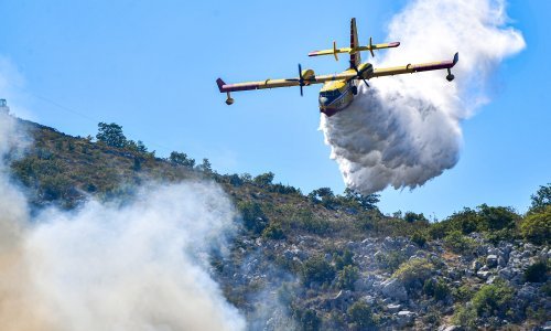 [FOTO] Požar kod Dubrovnika je pod kontrolom, ali je i dalje aktivan; zbog poginulog vatrogasca na teren stiže i Božinović
