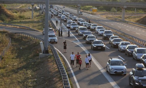 Počele velike gužve na autocestama, kilometarske kolone na Maslenici i Krčkom mostu