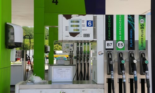 Nove cijene na benzinskim postajama, pojeftinila i premium goriva