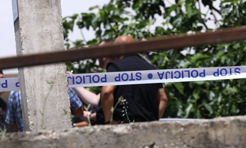 Nožem izbo dvoje ljudi i pobjegao, prije šest dana prijetio je supruzi da će je ubiti. Zaradio je prijavu i pušten je na slobodu