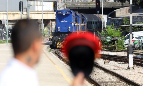 Vlak u Požegi naletio na traktor, nema ozlijeđenih