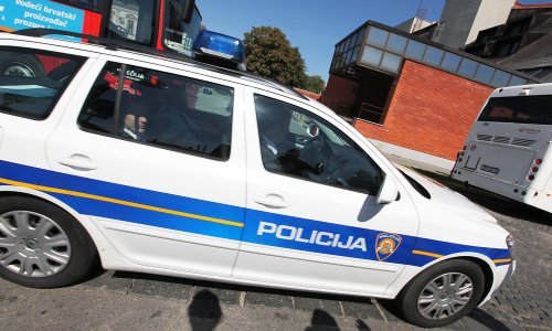 Muškarac na Braču ilegalno držao oružje, streljivo i bombe, dobio je kaznenu prijavu