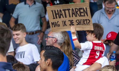 U Ajaxu donijeli čudnu oduku koja je naljutila navijače; evo što su im zabranili da pišu na kartonima iako se većinom radi o djeci!