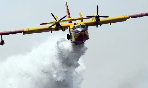 Ptica se zabila u vjetrobransko staklo kanadera na požarištu: Imali smo problem...