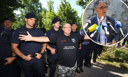 [FOTO/VIDEO] Srpsko narodno vijeće organiziralo komemoraciju u Deringaju, Keleminac i ekipa ih pokušali zaustaviti