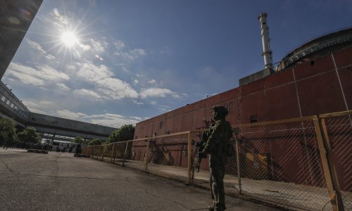 [FOTO] Proruski separatisti u Mauripolju postavljaju metalne kaveze za suđenje ukrajinskim ratnim zarobljenicima