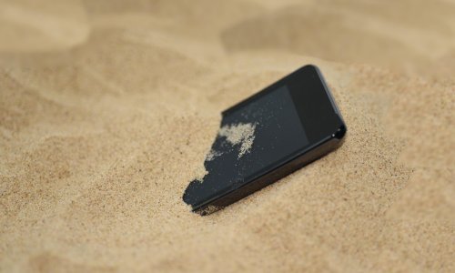 Ljetne brige: Što napraviti ako vam smartfon padne u slanu vodu?