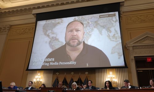 Američki teoretičar zavjere Alex Jones mora platiti 45,2 milijuna dolara odštete