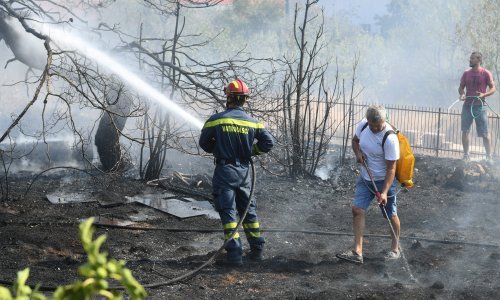 Požar iz Crne Gore kod Vitaljine prešao u Hrvatsku, doletjeli kanaderi koji su gasili na Hvaru