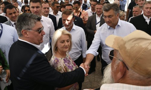 Milanović i Plenković opet zajedno na prijemu kod alkarskog vojvode, ovoga puta palo pravo rukovanje