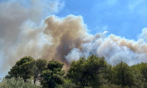 I dalje aktivan požar u Podinarju, ozlijeđen vatrogasac: Zatražena je pomoć kanadera