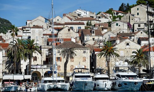 Iz Srbije ih prozivaju zbog ljetovanja u Hrvatskoj za vrijeme Oluje, a hrvatske su marine pune jahti srbijanskih poduzetnika bliskih Vučiću
