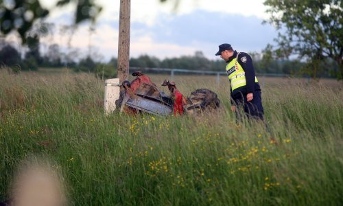 Muškarac sajlom u šumi izvlačio balvane pa na njega pao traktor, preminuo je