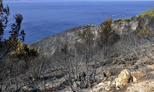 Helikopter na vrh Biokova dostavio vatrogascima opremu za gašenje požara
