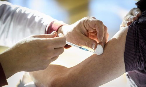 Nijemci podijeljeni oko nove prilagođene doze cjepiva