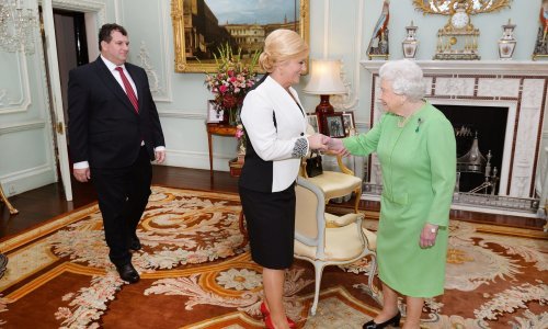 Grabar Kitarović pisala kraljici, fontane u Zagrebu svijetle u čast poginulima