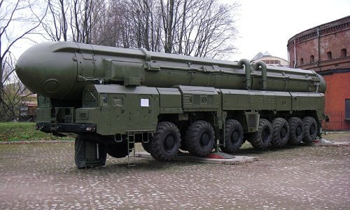 [FOTO] Pogledajte kako izgleda sudar ruskog lansirnog transportera za interkontinentalne rakete s osobnim automobilom