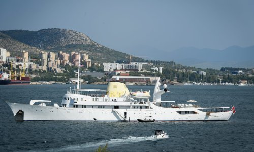 Ispred Šibenika usidrena je 99 metara duga jahta Christina O, evo što znamo o brodu čiji tjedni najam košta 700 tisuća eura