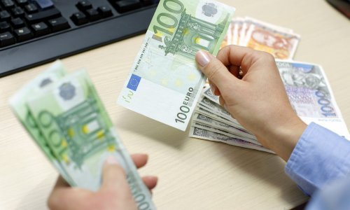 Život na dug: Krediti građanima i dalje nezadrživo rastu pod pritiskom visokih troškova života, a poduzetnici povlače kočnicu