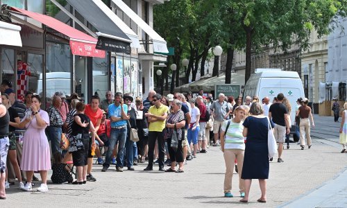 [FOTO] Navala traje i dalje: Pogledajte gužvu pred poslovnicom Zagrebačke banke zbog prodaje kovanice s Pelješkim mostom